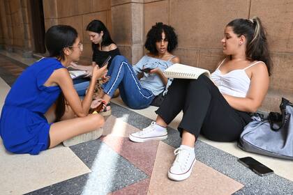 La “Empowering Immigrants Scholarship 2025” entrega $1,000 dólares a estudiantes con historias de superación personal. Las solicitudes están abiertas hasta el 30 de septiembre