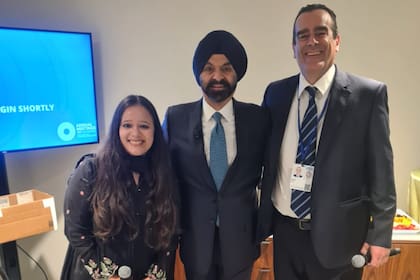 La emprendedora de la India, Nidhi Pant; el presidente del Banco Mundial, Ajay Banga, y Ricardo Parra, de Las Quinas