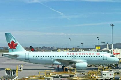 La empresa aérea Air Canadá olvidó a una pasajera que dormía en un avión