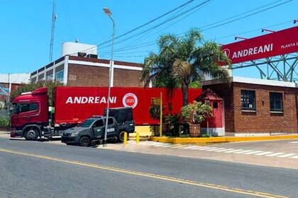 La empresa Andreani es la encargada de trasladar las 300.000 dosis