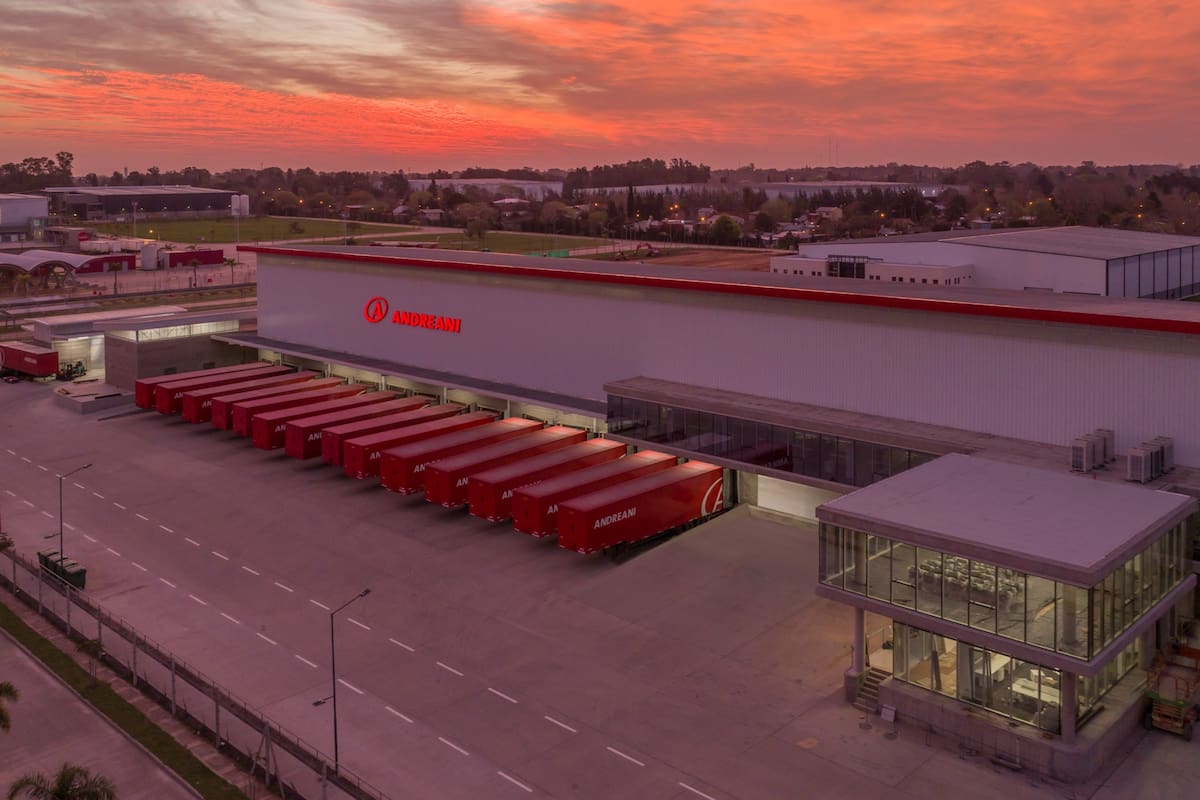 La empresa argentina comenzó con el transporte de carga y hoy, en un año en que la logística tomó gran visibilidad, consolida su liderazgo y reafirma su compromiso con el desarrollo sostenible de las comunidades.