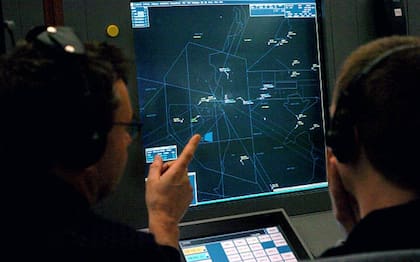 La empresa brasileña es una fracción del tamaño de Airbus y Boeing