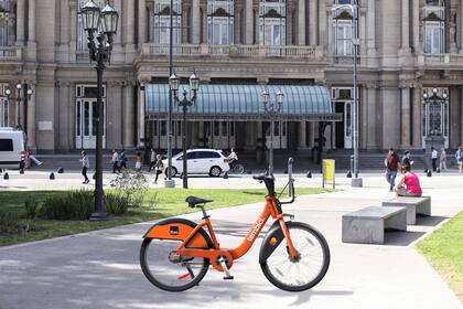 La empresa brasilera Tembici estará a cargo y llegará a las 400 estaciones y 4000 bicis en 2019