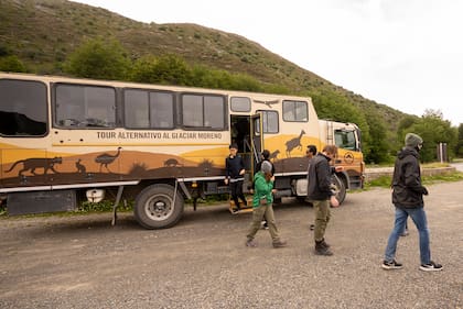 La empresa cuenta con una moderna flota de buses, ideal para grupos, empresas y expediciones, con todas las habilitaciones para operar en la Patagonia Argentina y Chilena. Este vehículo es el ícono del Tour Alternativo, está pensado para llevar un grupo a lugares donde las condiciones del camino son muy adversas. Cuenta con una antena StarLink para que todos los pasajeros tengan conectividad, puertos de carga USB y USB-c.
