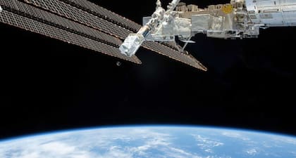 La empresa de Elon Musk será la encargada de construir la nave que desmantelará la ISS