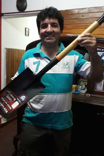 La empresa de herramientas le regaló una pala a Spahn, como agradecimiento por haberle devuelto los cheques