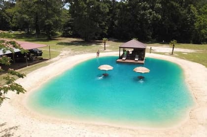La empresa de White puede instalar una playa en un patio y convertirlo en un relajante y bonito lugar