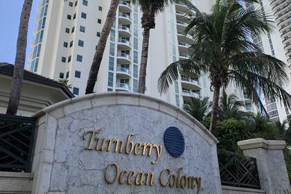 La empresa del secretario privado de Néstor Kirchner se desprendió de varios departamentos de lujo y cerró las firmas que son investigadas por la Justicia