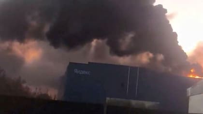 La empresa dijo que el ataque provocó un incendio y la obligó a suspender totalmente las operaciones del centro.