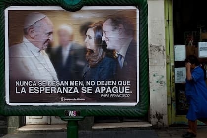 La empresa Equipos de Difusión diseñó un afiche con la foto del Papa, Cristina Kirchner y Martín Insaurralde, antes de las PASO de 2013, en las que el exintendente de Lomas de Zamora fue elegido diputado nacional.