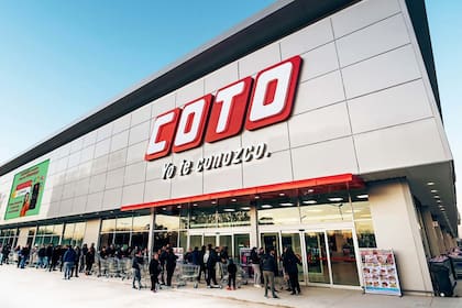La empresa familiar Coto apuesta por su experiencia en el mercado local para quedarse con Carrefour Argentina