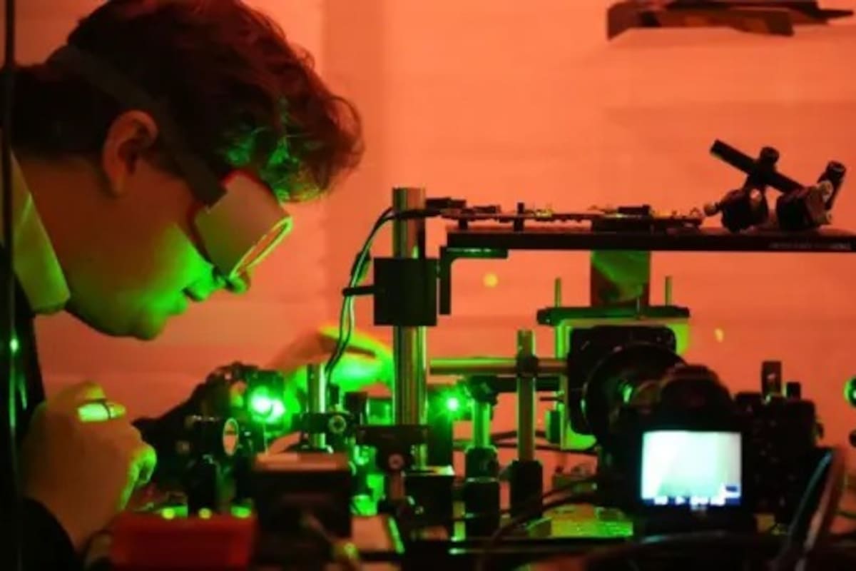 La empresa HoloMem almacena datos en hologramas grabados con láser en polímeros sensibles a la luz