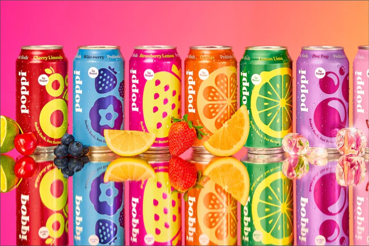 La empresa indica que la bebida Poppi contiene vinagre de sidra de manzana, prebióticos y poca cantidad de azúcar y calorías