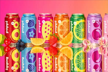 La empresa indica que la bebida Poppi contiene vinagre de sidra de manzana, prebióticos y poca cantidad de azúcar y calorías