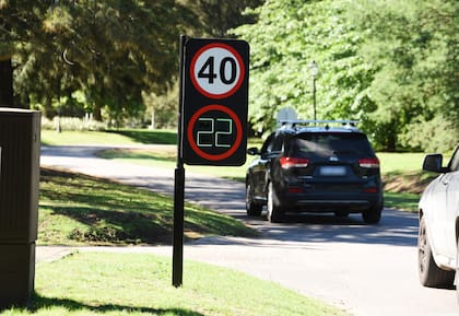La empresa instala cámaras de velocidad con radares y fotomultas para garantizar la seguridad vial en los barrios cerrados