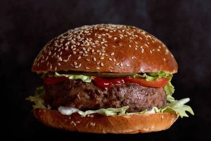 La empresa israelí Future Meat anunció que la planta tiene capacidad para producir 500 kilos de carne diarios, lo suficiente para elaborar unas 5000 hamburguesas