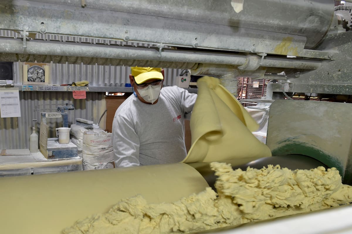 La empresa lleva 50 años trabajando y 20 exportando cintas de papel.