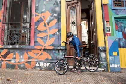 La empresa Muett dio al encargado del depósito una bici plegable para evitar que use transporte público