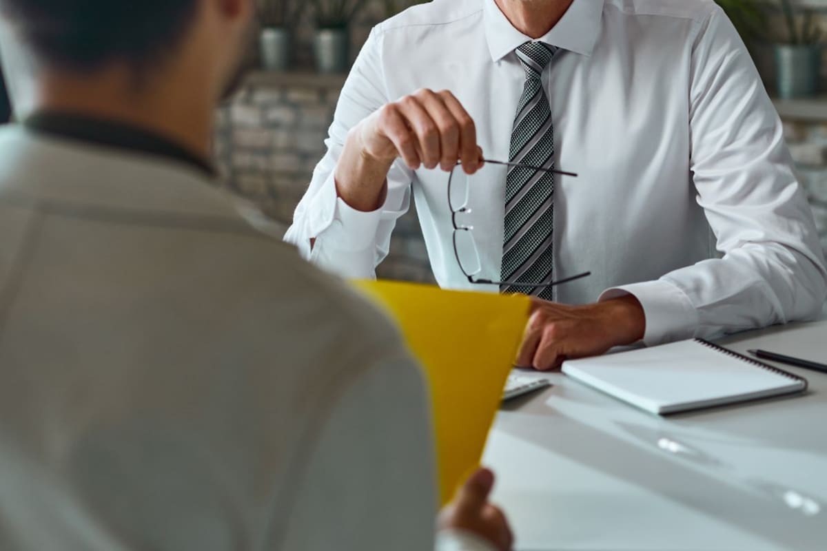 La empresa ofrece un salario de hasta 5200 dólares mensuales