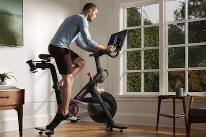 Las bicicletas estáticas permiten realizar ejercicio desde la comodidad del hogar.