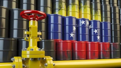 "Cuando Chávez llegó al poder, PDVSA producía 3.1 millones de barriles. Hoy produce 400 mil barriles diarios”, compara