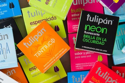 La empresa produce 100 millones de preservativos para campañas del Estado