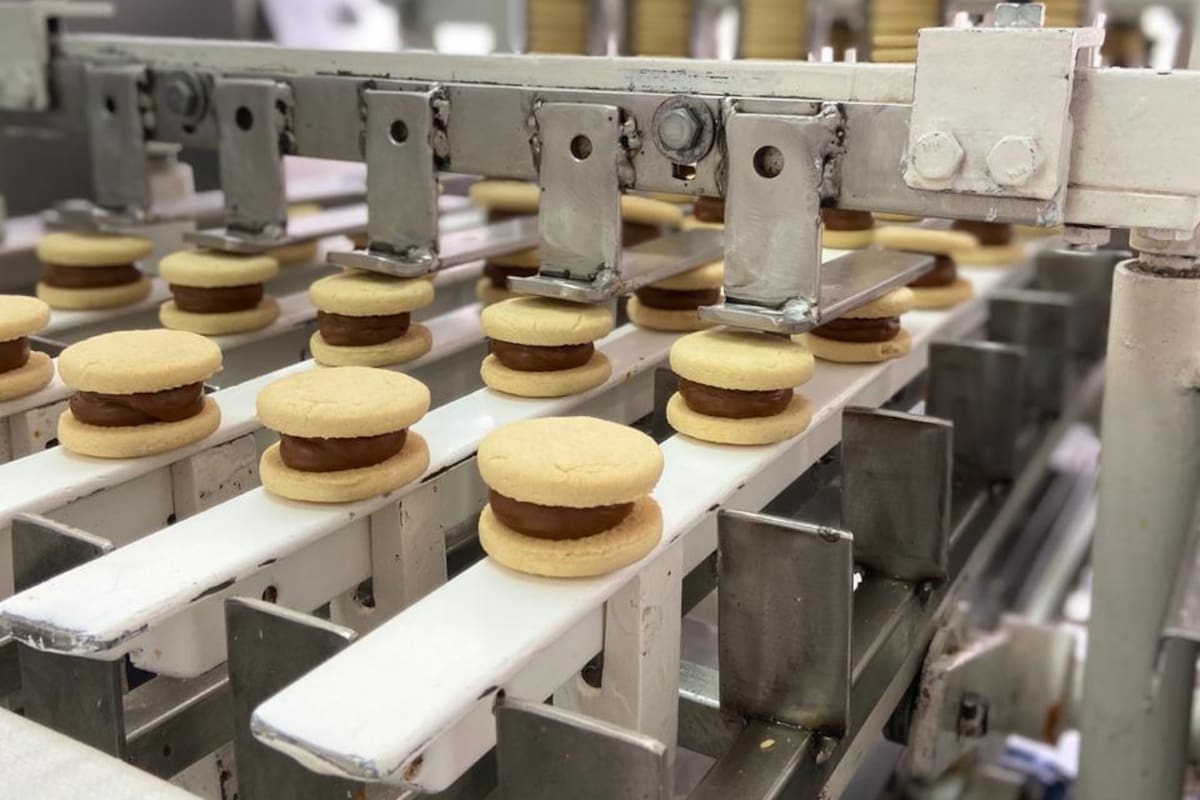 La empresa produce unas 600 unidades diarias de alfajores.