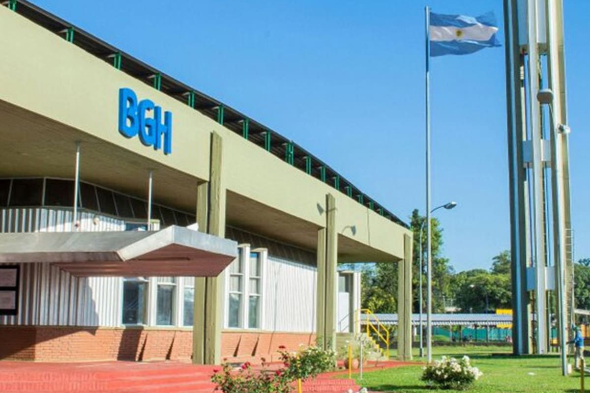 La empresa tecnológica dejará de refabricar los aparatos decodificador y mudará la unidad de reparación de teléfonos móviles a Buenos Aires; desvincularon a 49 trabajadores