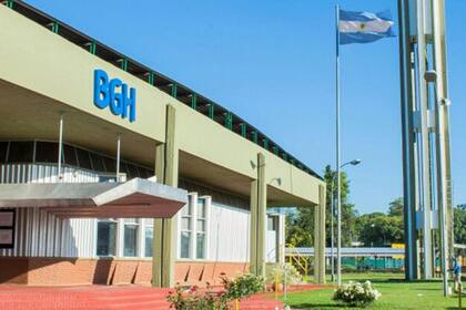 La empresa tecnológica dejará de refabricar los aparatos decodificador y mudará la unidad de reparación de teléfonos móviles a Buenos Aires; desvincularon a 49 trabajadores