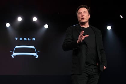 La empresa Tesla, de Elon Musk, recibió una demanda masiva por violación a la privacidad de sus clientes