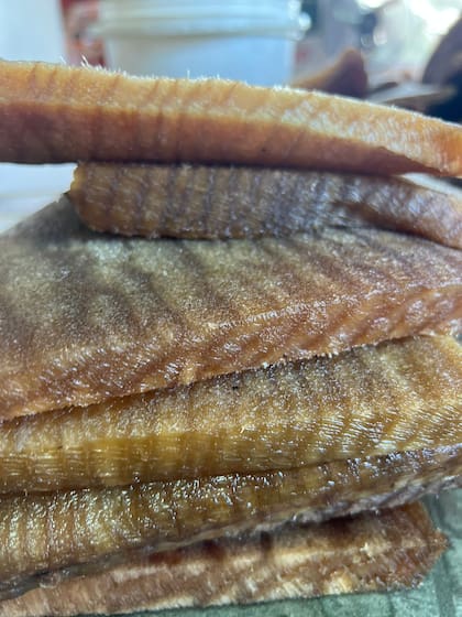 La empresa usa los árboles que caen. Deben recogerlos en un día para evitar la oxidación de la madera