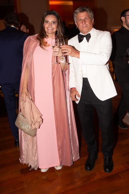 La empresaria española Sandra García-Sanjuan, fundadora del Festival Starlite, brinda con Papo Roca.