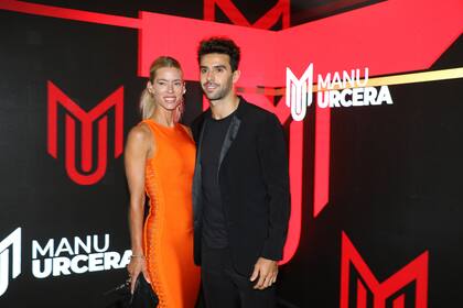 La empresaria reveló que sus hijas le piden que tenga un bebé con Manu Urcera.