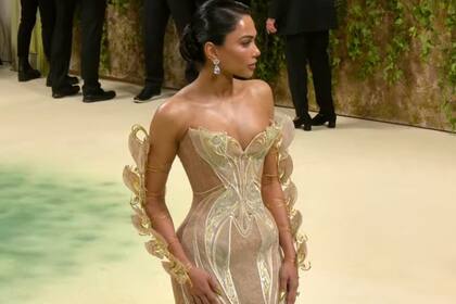 La empresaria y activista originaria de la India conquistó la alfombra roja de la Met Gala con su elegancia y elaborado vestido de mariposas
