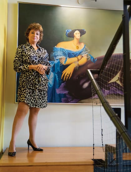 La empresaria y productora junto a una obra del artista santafesino Héctor Borla.