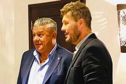 Marcelo Tinell y Claudio Tapia, cuando todavía acudían a reuniones juntos: la Justicia acaba de darle la razón al conductor televisivo y suspendió las elecciones en la Liga Profesional