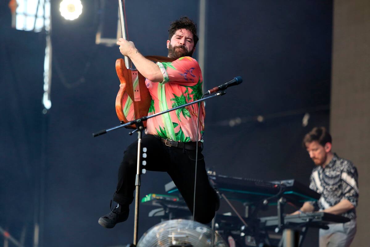 La energía de Foals empezó a calentar el principio de la noche
