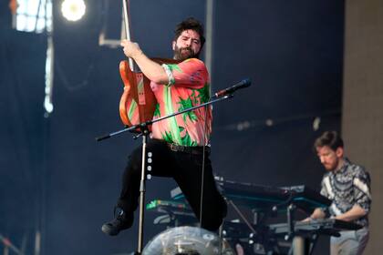 La energía de Foals empezó a calentar el principio de la noche