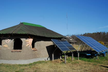 La energía en la Ecovilla es generada por paneles solares y aero-generadores de viento.