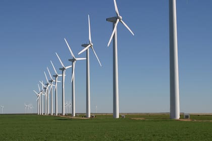La energía eólica es una fuente de energía renovable y sostenible que no contamina el medio ambiente. Transforma la velocidad y fuerza del viento, por medio de parques eólicos que lo convierten en energía (Foto: archivo)