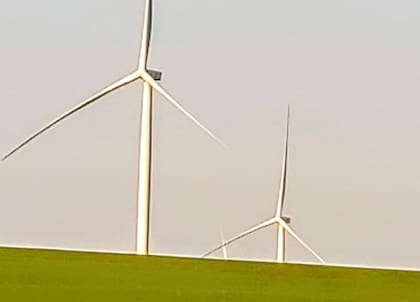 La energía que producen las palas con su movimiento pasa a una turbina, de ahí a la estación transformadora y finalmente a la red de alta tensión como energía renovable, limpia