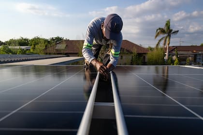 "La energía solar en tejados se ha ido generalizando cada vez más durante la última década, y han ido surgiendo instalaciones por todo Illinois", dijeron desde el gobierno de Pritzker (AP Foto/Anton L. Delgado)