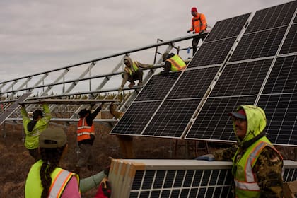 La energía solar requiere de minerales considerados críticos como el litio, el cobre y el zinc (AP Foto/John Locher, Archivo)