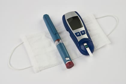 La enfermedad causa alteraciones en la inmunidad y por eso se asocia con mayor gravedad en casos de contagio. Los expertos enfatizan la necesidad de cumplir con la cuarentena. Sólo admiten que los pacientes salgan para vacunarse contra la gripe y el neumococo