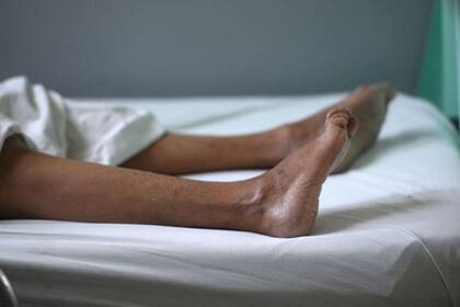 La enfermedad de Guillain-Barré suele tener entre sus primeros síntomas un hormigueo en los pies (BBC)