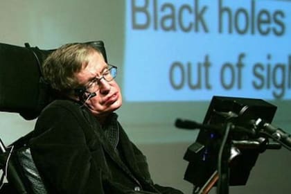 La enfermedad fue paralizando lentamente a Stephen Hawking, dejándolo con movimiento sólo en dos dedos y algunos músculos faciales