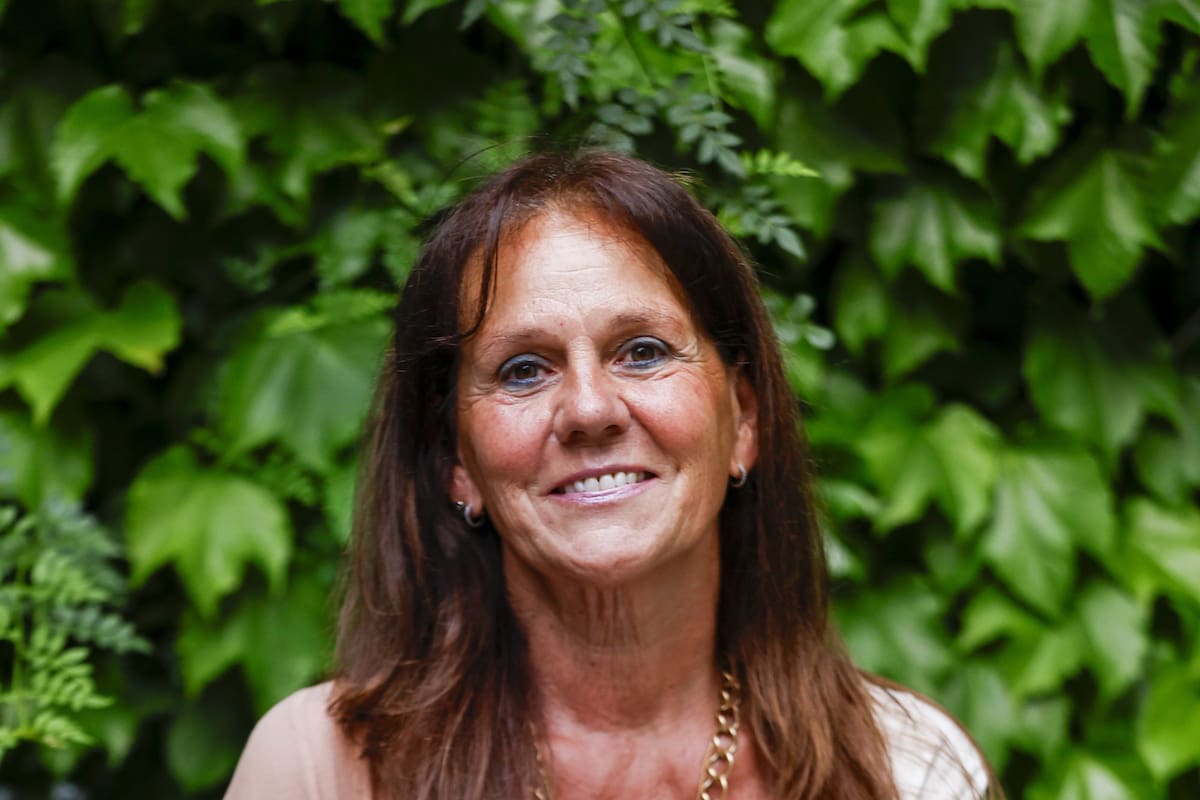 "La enfermedad que convive con la adicción se llama codependencia, y si bien puedo decir que ya estoy recuperada gracias a mi terapia, siempre sigo atenta a que no se filtre ningún rasgo del pasado", señala Marina Charpentier, la madre del músico Chano, líder de Tan Biónica