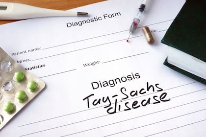 La enfermedad suele aparecer a los pocos meses de vida y no tiene cura