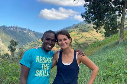 La enfermera estadounidense Alix Dorsainvil con su esposo Sandro Dorsainvil. Foto sin fecha, proveida por la agrupación El Roi Haiti. (El Roi Haiti via AP)