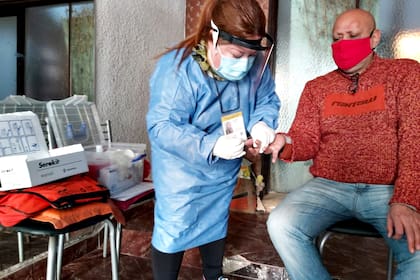 La enfermera, Jackeline Fernández, toma la muestra de Carlos Montesino, uno de los voluntarios del testeo de seroprevalencia que se realiza en la ciudad